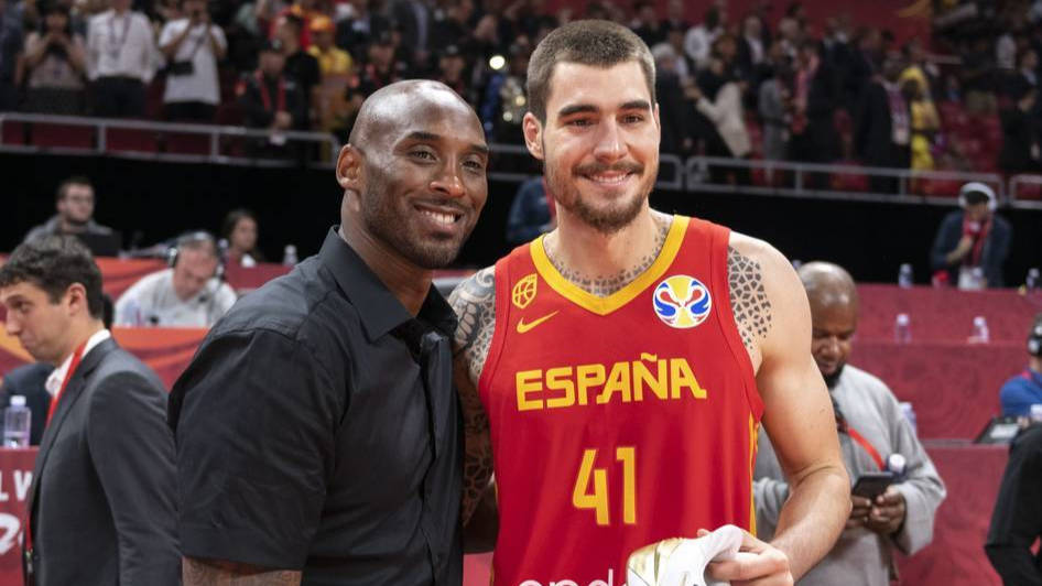 Kobe, junto al español Juancho Hernangómez