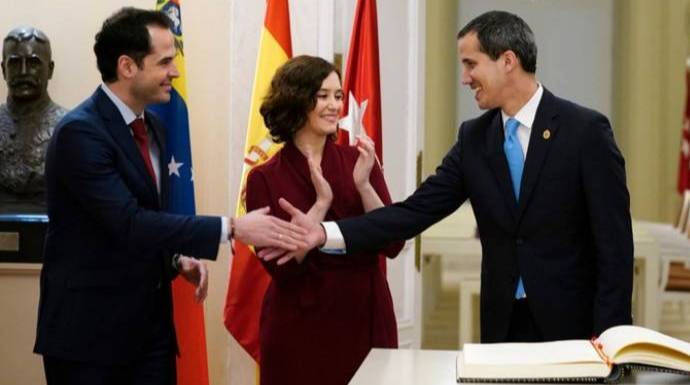 Isabel Díaz Ayuso e Ignacio Aguado, con Juan Guaidó este sábado.
