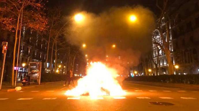 Contenedores ardiendo este lunes en el centro de Barcelona.