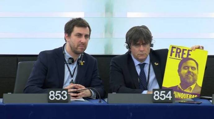 Puigdemont y Toni Comín. Peligra su sueldo de eurodiputados y su patrimonio. Por delinquir.