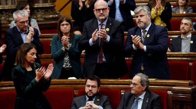 La foto de la ruptura: Aragones (ERC) se niega a aplaudir a Torra (Junts).