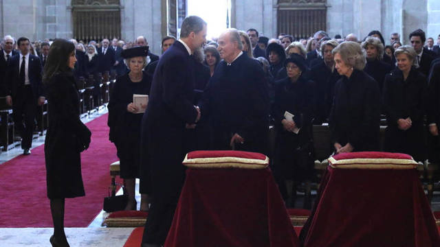 El Rey emérito se indigna con Sánchez por faltar al funeral de su hermana Pilar