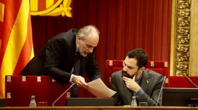 El letrado mayor del Parlament, Joan Ridao, muestra un documento a Torrent.