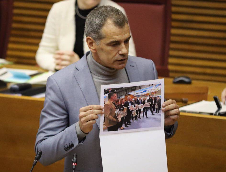 Toni Cantó, líder de Ciudadanos muestra una foto con Baldoví y Mulet protestando en la reciente feria de Fitur en Madrid.