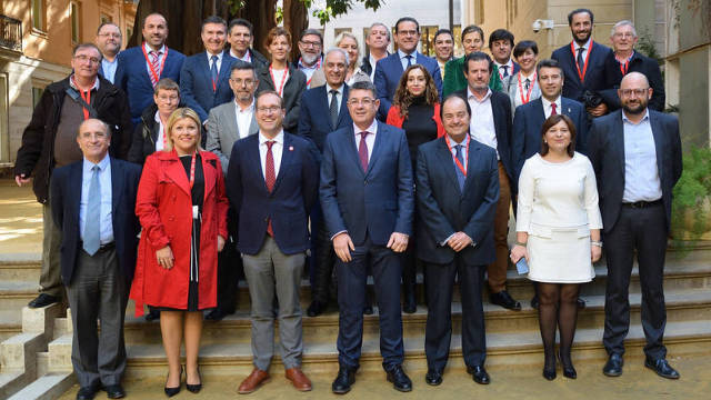 El presidente de las Cortes con presidente de la asociación Juristes valencians, miembros de la entidad y diputados en Cortes