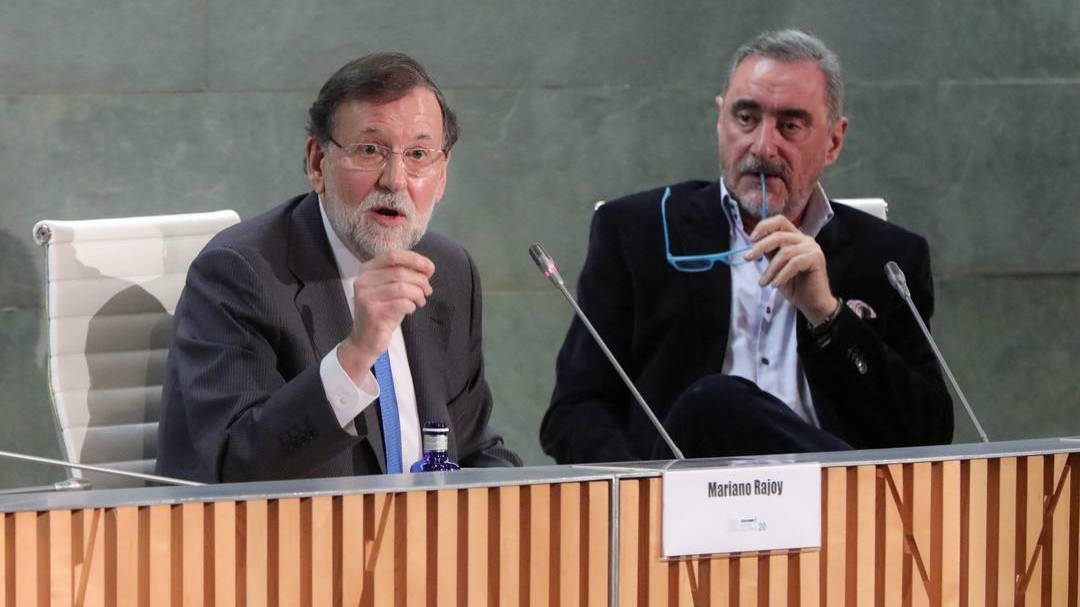 Carlos Herrera, a la derecha, cuando presentó el libro de Rajoy en diciembre