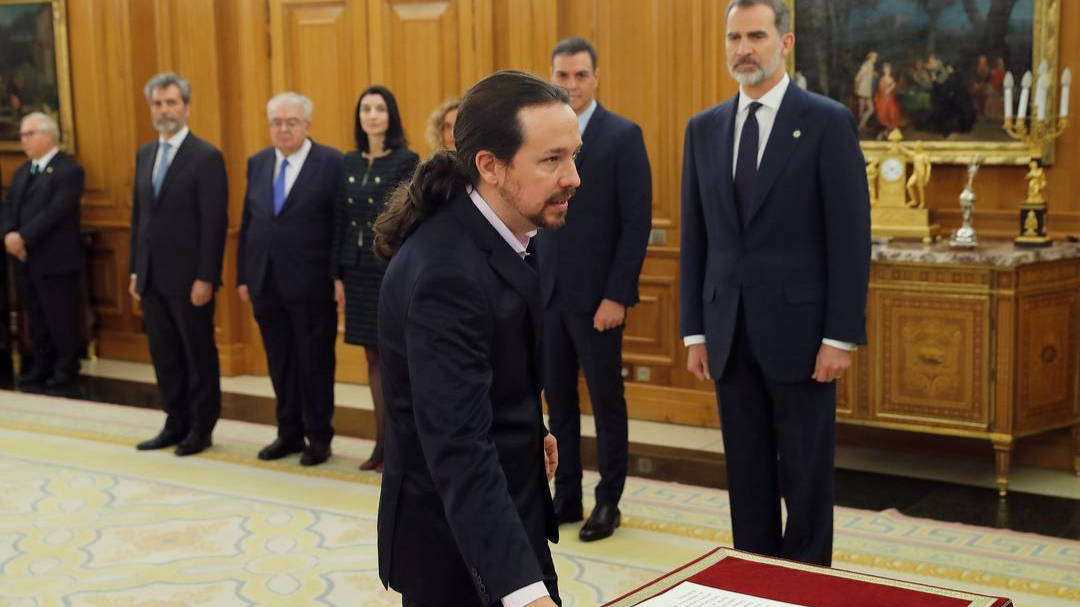Pablo Iglesias jurando su cargo ante el Rey el pasado mes de enero
