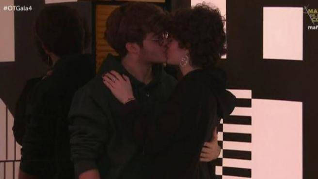 El beso de Anne y Gèrard dentro de la Academia de "OT"