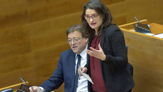 Mónica Oltra con Ximo Puig en el parlamento valenciano.