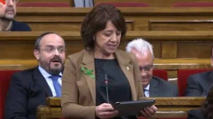 La parlamentaria de ERC, Ana Erra, y la cara que se le queda al líder del PP catalán.