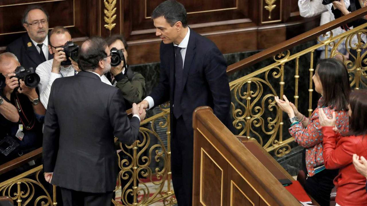 Sánchez despidiendo a Rajoy el día en que triunfó la moción de censura.