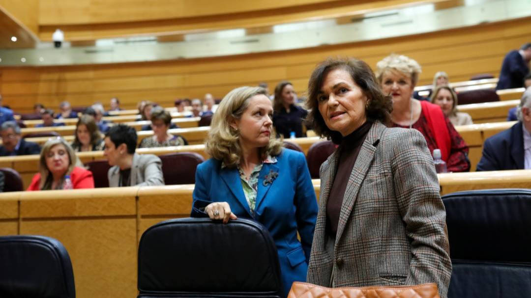 Las ministras Carmen Calvo y Nadia Calviño, en la primera sesión de control en el Senado