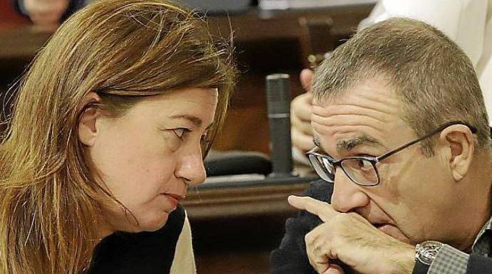 La socialista Francina Armengol y su vicepresidente de Podemos, Juan Pedro Yllanes.