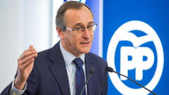 Alfonso Alonso dimite como presidente del PP vasco tras el golpe de mando de Casado