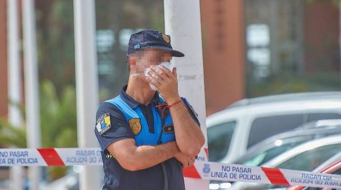 Un policía con mascarilla vigila el hotel de Tenerife en cuarentena por el caso detectado este lunes.