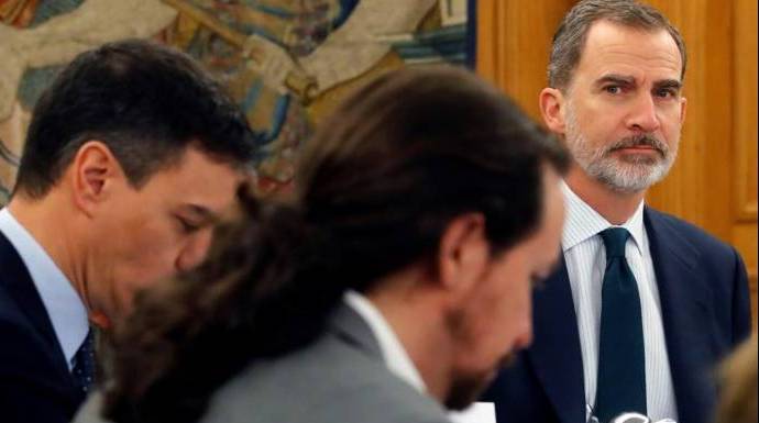 El Rey Felipe, observa a Pablo Iglesias en el Consejo de Ministros que presidió la pasada semana en La Zarzuela.
