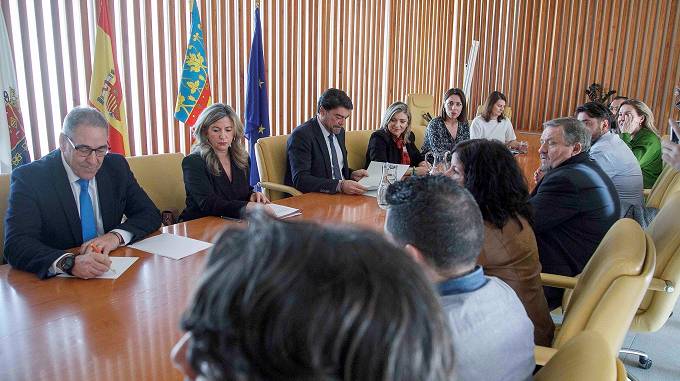 Barcala en un encuentro que ha mantenido con representantes del sector turístico de la ciudad para saber el impacto del coronavirus.