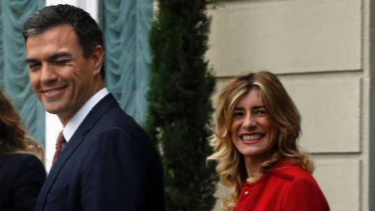 El presidente del Gobierno, Pedro Sánchez, junto a su esposa, Begoña Gómez.