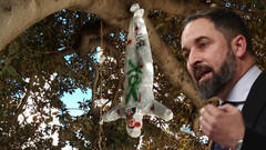 Ahorcan a Santiago Abascal colgándole de un árbol boca abajo lleno de disparos