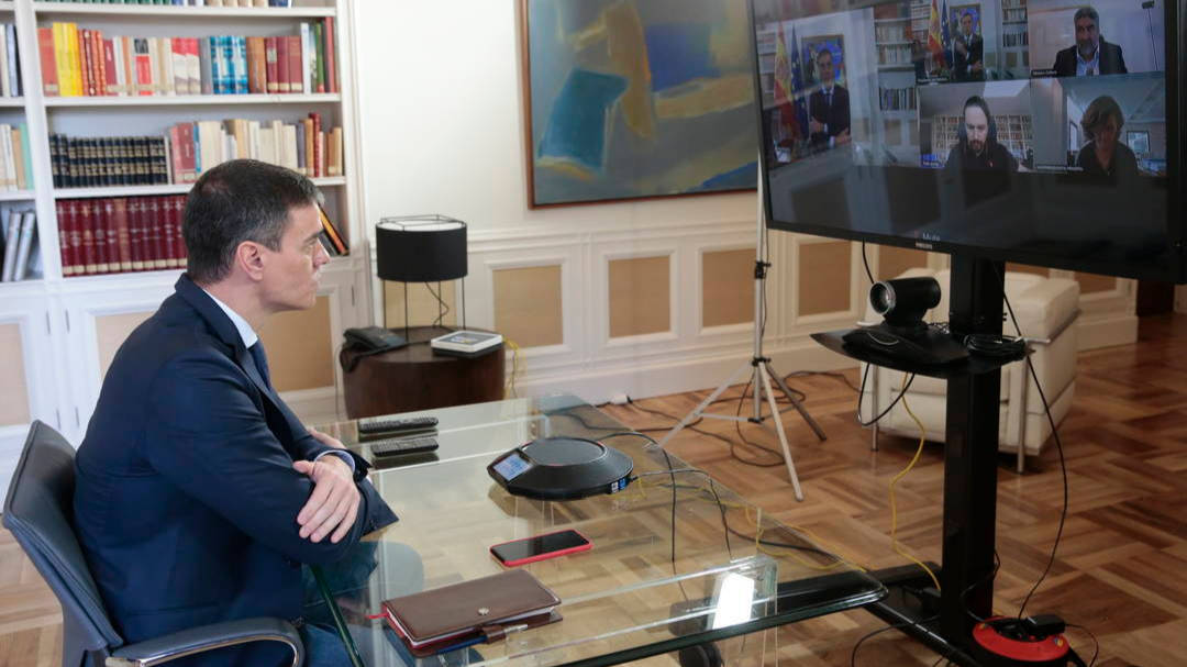 Sánchez en videoconferencia con sus ministros.