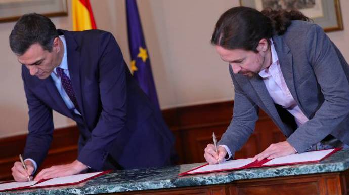 Sánchez e Iglesias, en diciembre pasado firmando su acuerdo de gobierno para los próximos cuatro años.