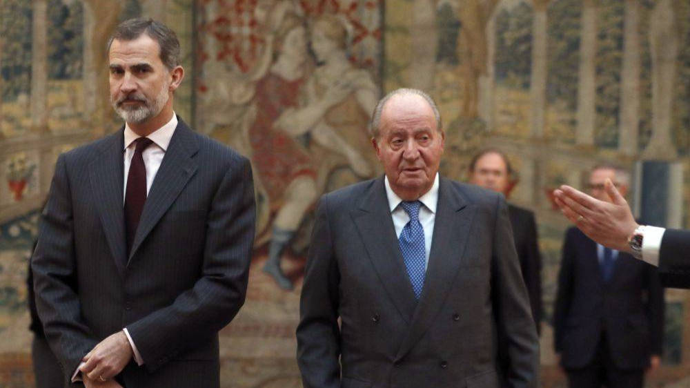 Don Juan Carlos junto a su hijo.