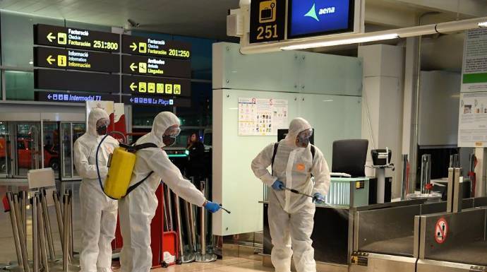 Militares de la UME desinfectan el aeropuerto de El Prat, en Barcelona.
