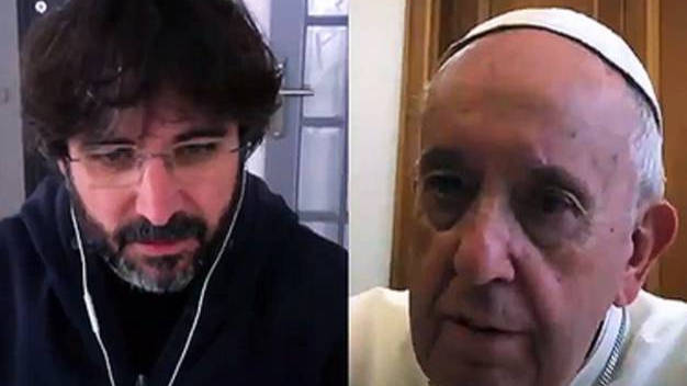 Évole y el Papa Francisco durante la entrevista por videconferencia