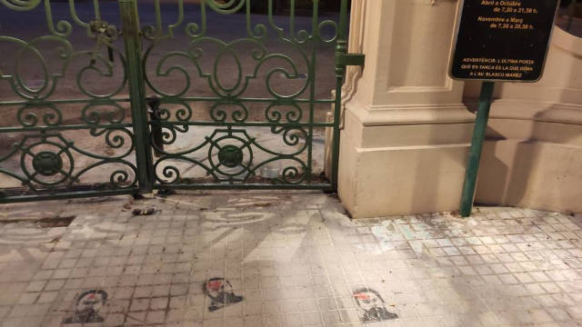 Las imágenes han aparecido junto a la puerta de los Jardines del Real de Valencia