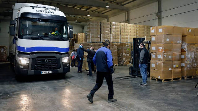 El material de llegó en avión de China a Zaragoza está siendo cargado en camiones destino a residencias y hospitales valencianos.