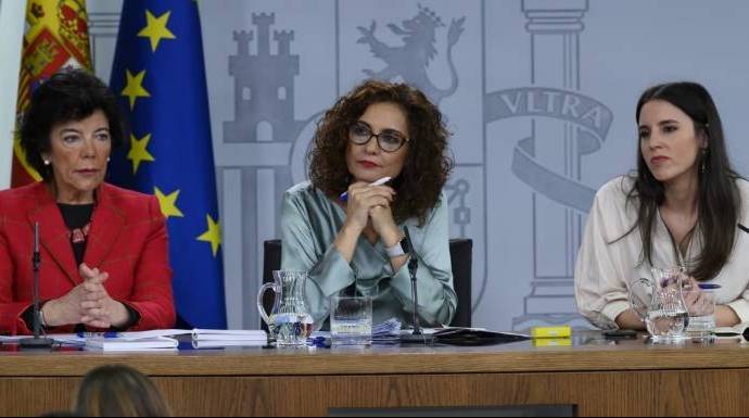 Irene Montero, en una rueda de prensa en Moncloa junto a la portavoz y la ministra Celaá.