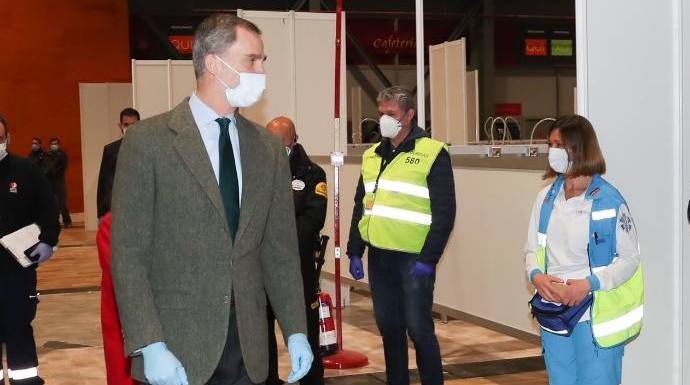 Felipe VI, este jueves, junto a profesionales sanitarios en el Hospital en Ifema, en Madrid.