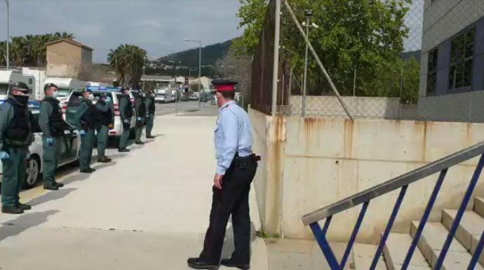 Guardias civiles dando el pésame a los Mossos por la primera muerte de uno de sus miembros por coronavirus.