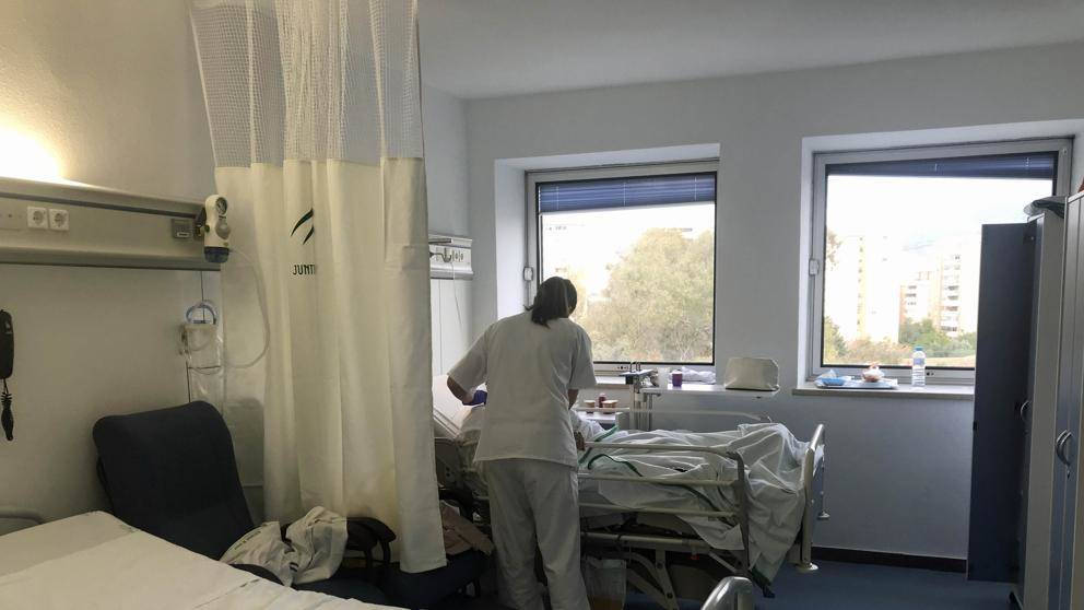 Una enfermera, atendiendo a un paciente enfermo de coronavirus
