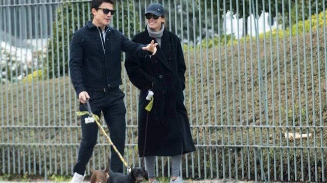 Alex González y su novia, paseando a los perros.