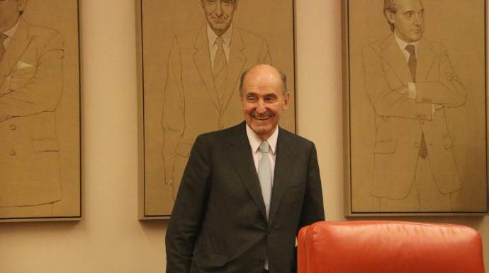 Miguel Roca en el Congreso, bajo el cuadro que le homenajea como padre de la Constitución.