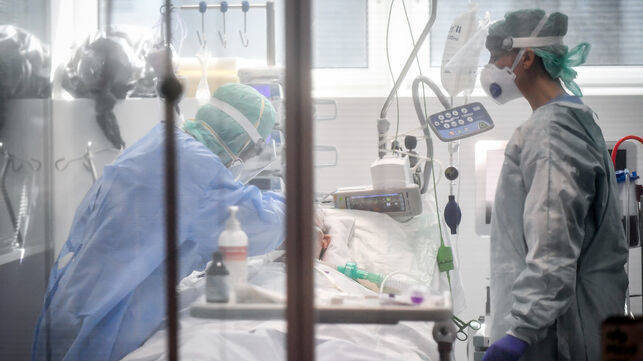 Médicos junto a un paciente en una UCI.
