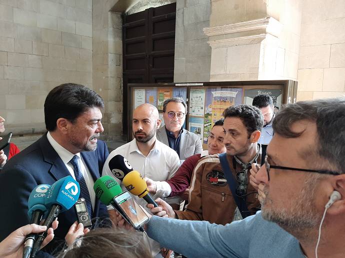 Luis Barcala en una rueda de prensa en presencia de Paco Sanguino y Xavi López.