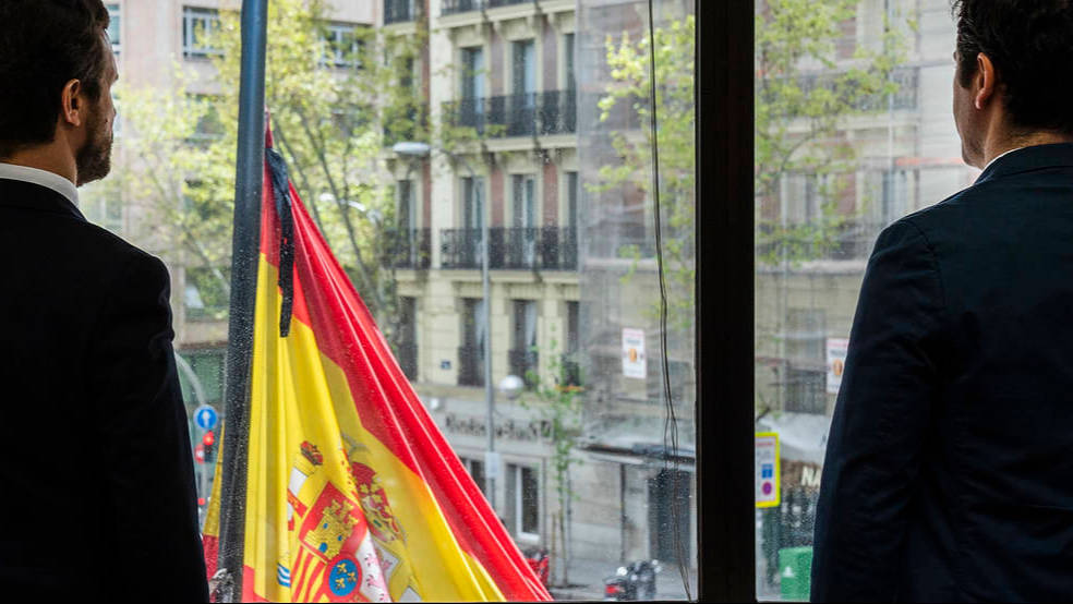 Casado y García Egea guardando un minuto de silencio en Génova, con la bandera a media asta.