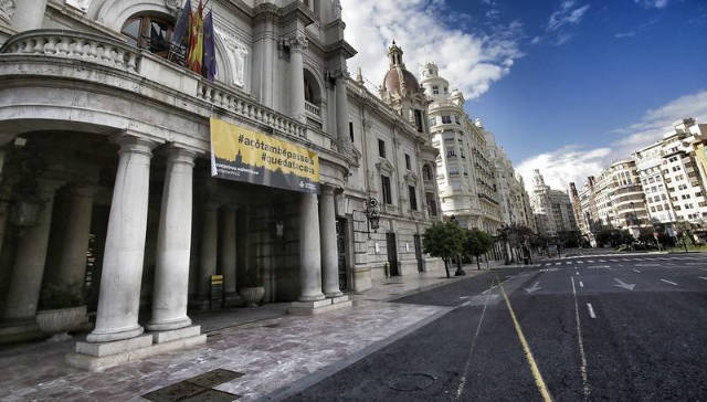 La plaza del Ayuntamiento representa el estado de confinamiento que vive España.