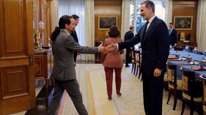 Pablo Iglesias saluda al Rey en su primera asistencia al Consejo de Seguridad Nacional.
