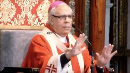 El arzobispo Francisco Javier Martínez, tranquilizando a los asistentes a la misa