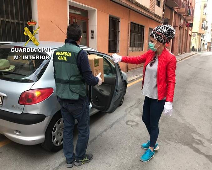 La Guardia Civil reparte alimentos en Alicante.