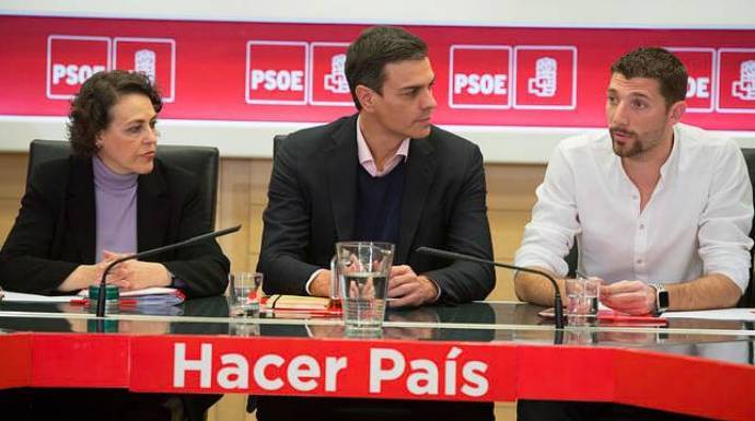 Sánchez, junto al secretario general de las Juventudes del PSOE, Omar Anguita.