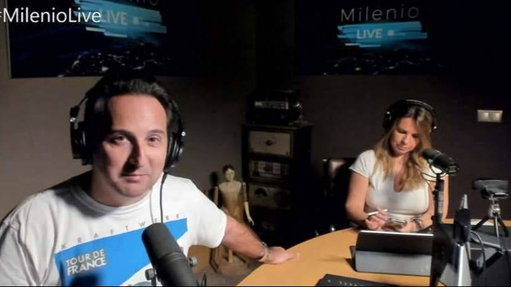 Iker JIménez y su compañera, Carmen Porter, en su programa de internet 'Milenio  live'