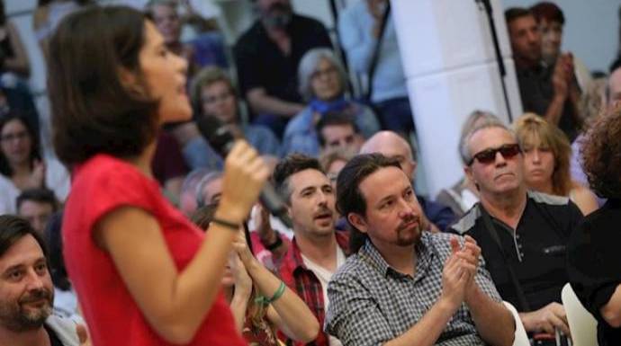 Isa Serra, en primer plano, en un acto de Podemos junto a Pablo Iglesias.