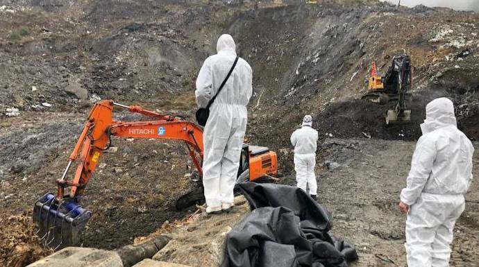 Operarios y una excavadora en el dispositivo de rescate del vertedero de Zaldíbar.