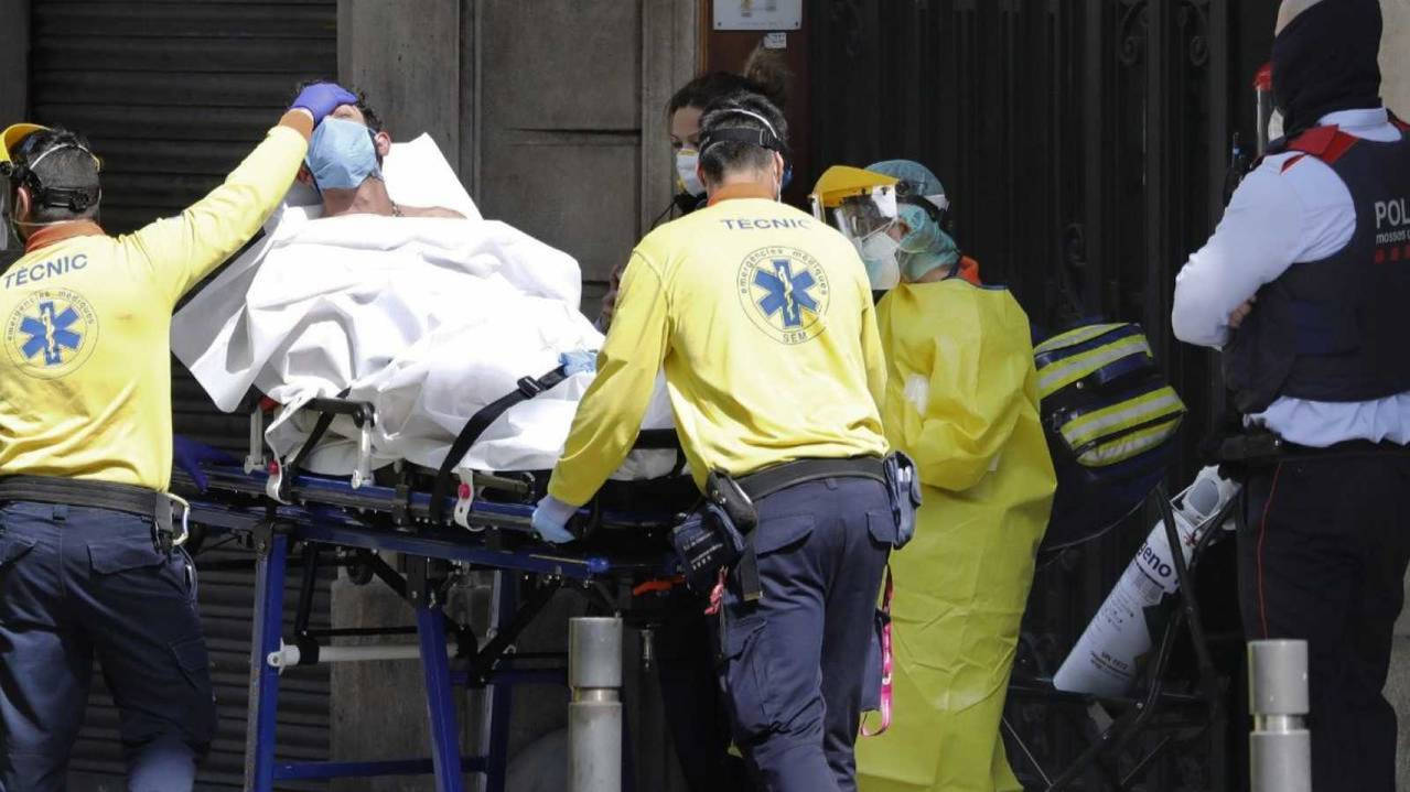 Un enfermero por Covid 19 ingresando en Urgencias en un hospital de Cataluña