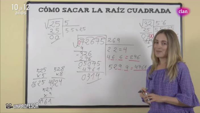 Una profesora da una clase de Matemáticas para alumnos de 10 a 12 años.