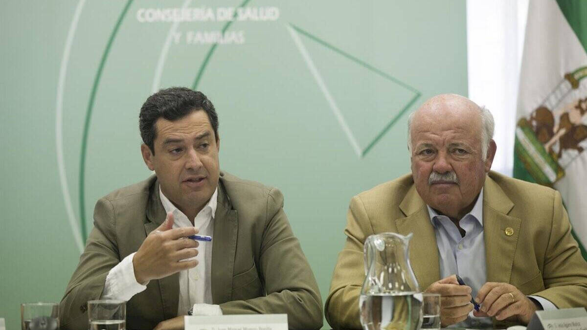 El presidente andaluz y su consejero de Salud y Familias, Jesús Aguirre,